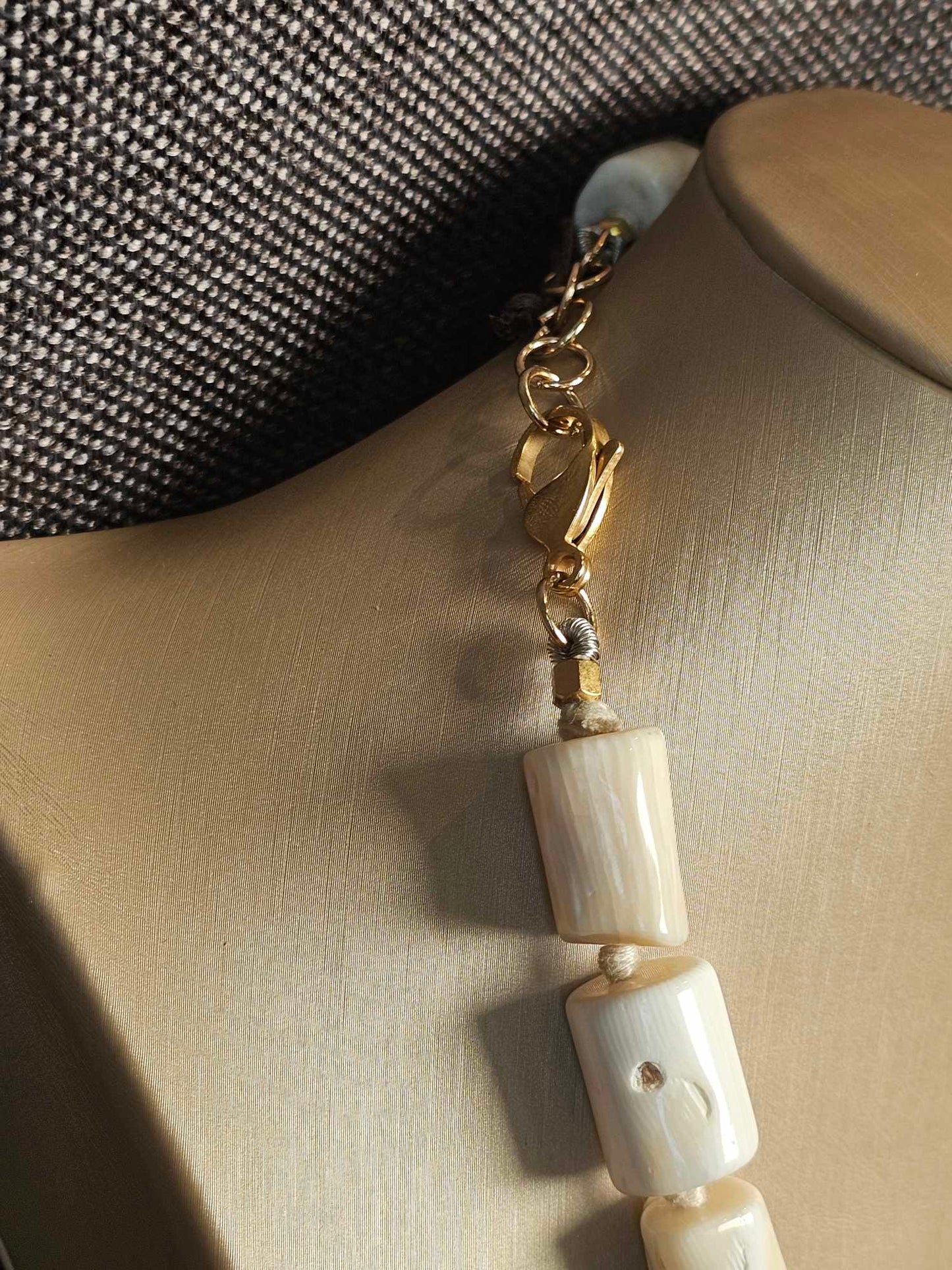 COD: TG0004- Collana – Ambra, Quarzi Verdi, Osso e Acciaio Dorato