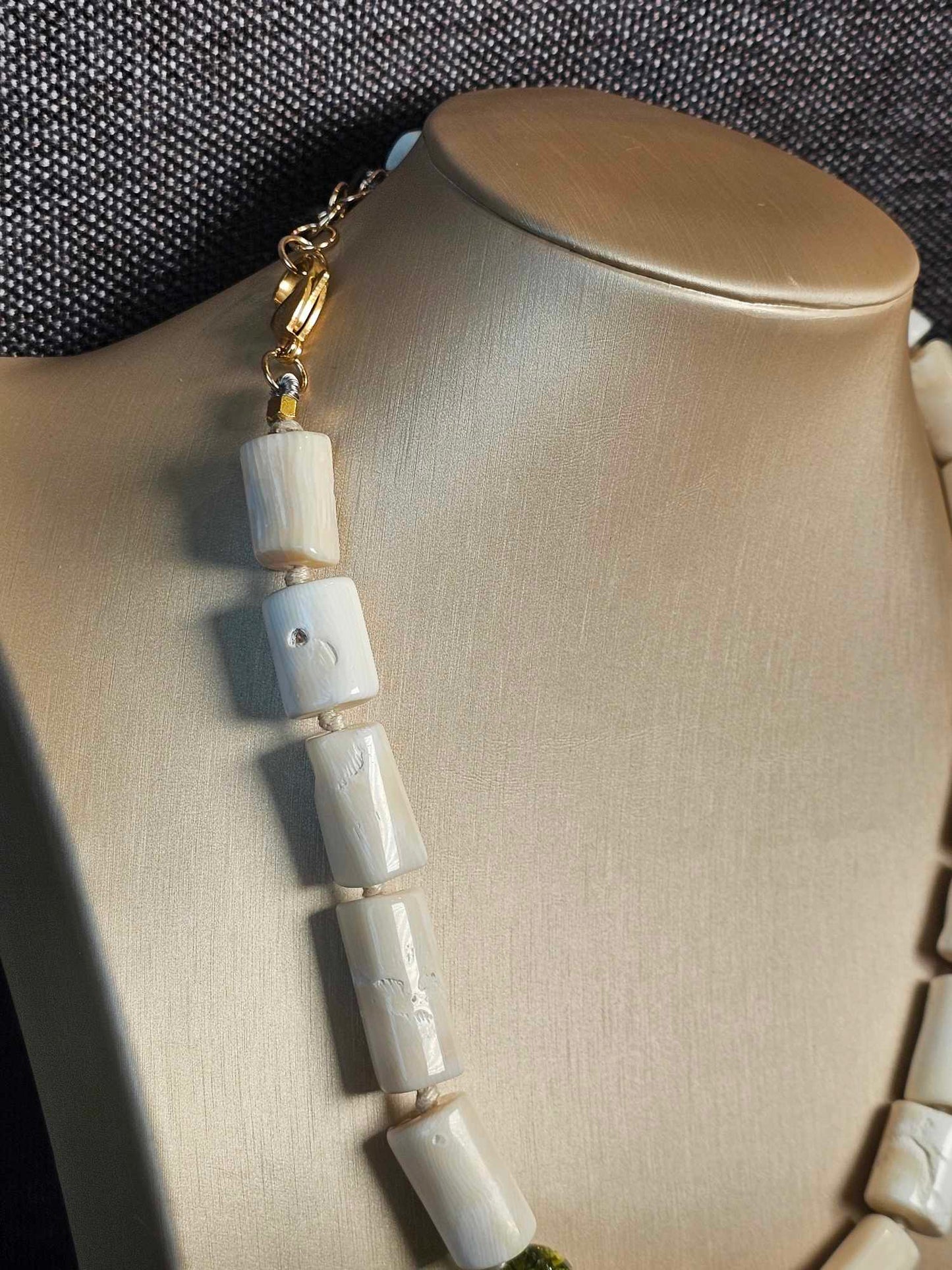 COD: TG0004- Collana – Ambra, Quarzi Verdi, Osso e Acciaio Dorato