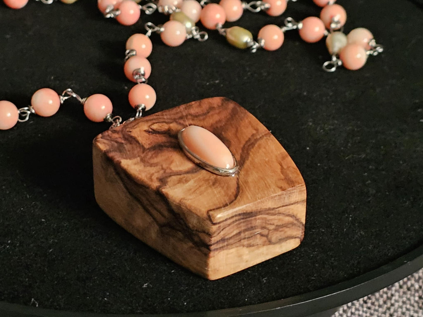 COD:TGP0006 – Collana lunga porta-essenze in legno di ulivo, corallo rosa, perle e argento 925/acciaio