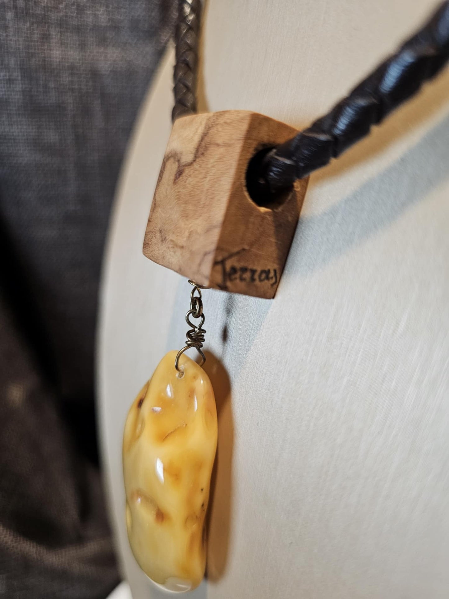 COD: TGU0002- Collana – Legno di Ulivo, Ambra, Cuoio e Argento 925