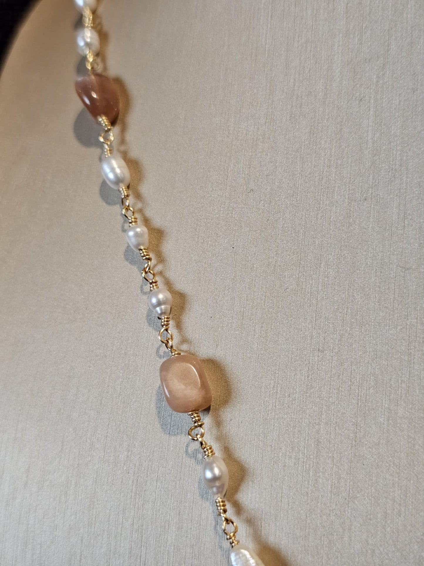 COD:TGP0003 – Collana lunga porta-essenze in quarzo fumé, pietra del sole, perle e ottone