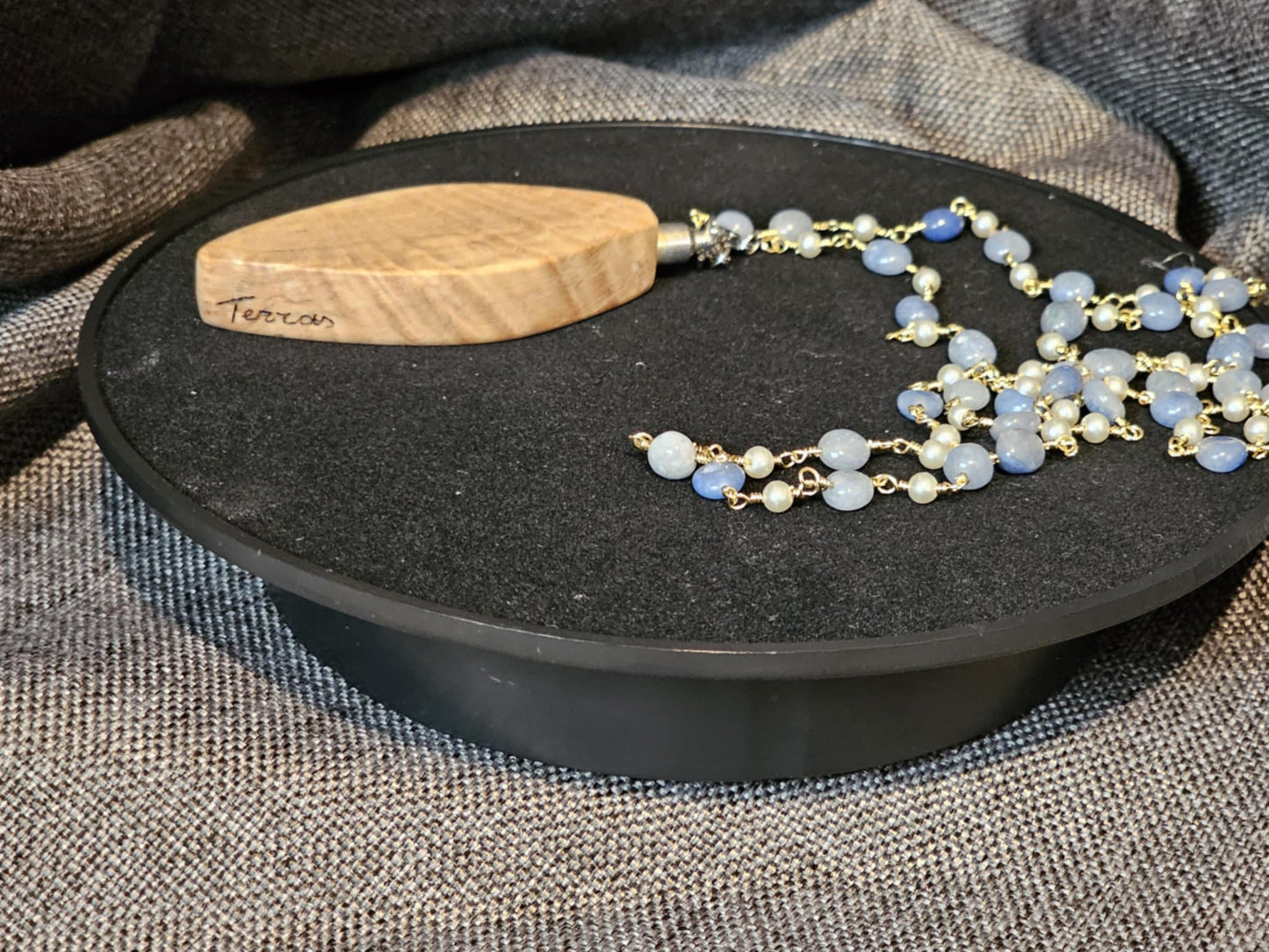 COD:TGP0002 – Collana lunga porta-essenze in legno di ulivo, agate e acciaio/ottone