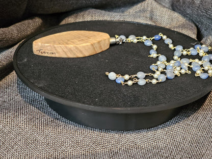 COD:TGP0002 – Collana lunga porta-essenze in legno di ulivo, agate e acciaio/ottone