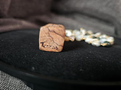 COD:TGP0004 – Collana lunga porta-essenze in legno di ulivo, agata e acciaio/ottone