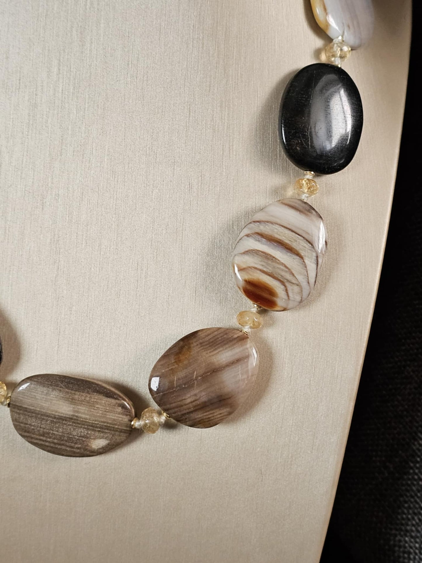 COD:TG0011 – Collana in legno fossile agatizzato, quarzo citrino e argento 925 dorato