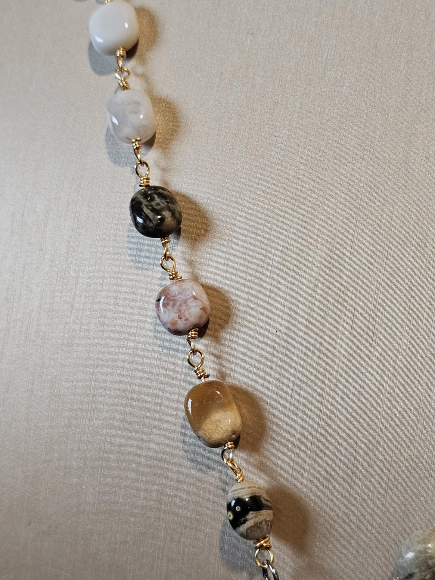 COD:TGP0004 – Collana lunga porta-essenze in legno di ulivo, agata e acciaio/ottone