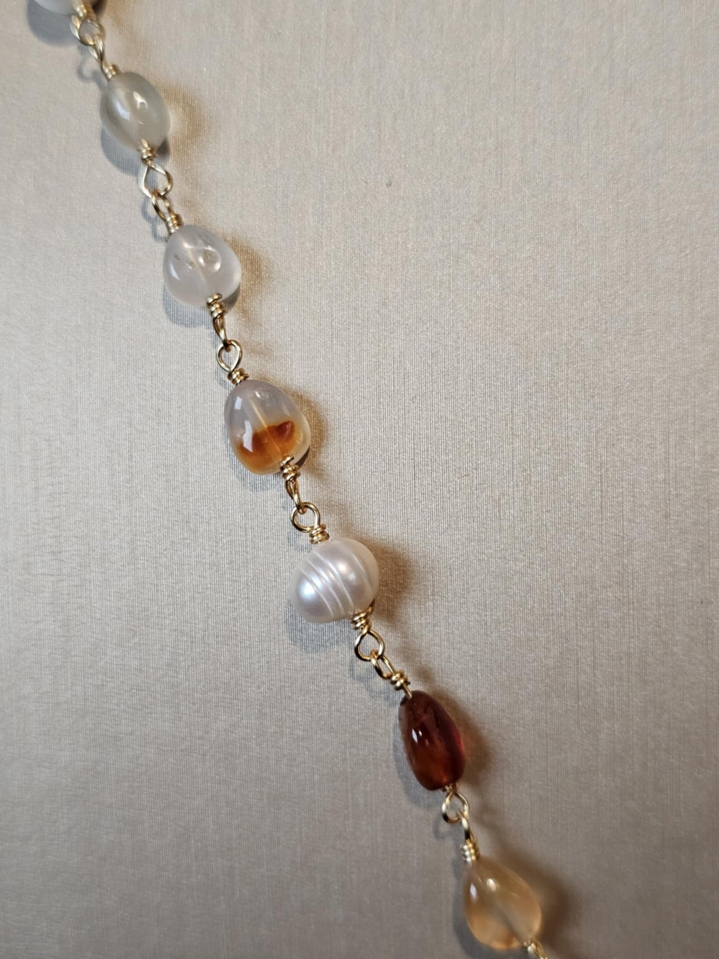 COD:TGP0001 – Collana lunga porta-essenze in agata, perle, pietra paesina e acciaio/ottone