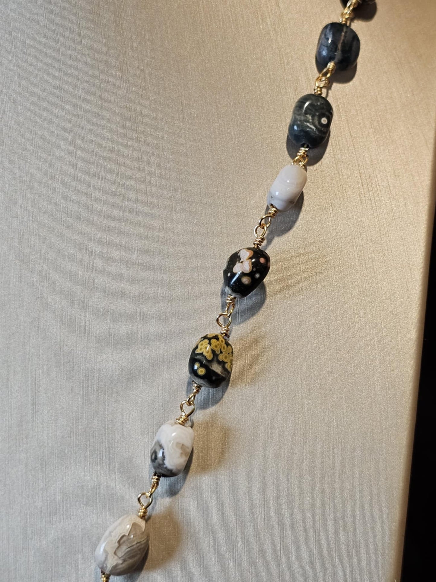 COD:TGP0004 – Collana lunga porta-essenze in legno di ulivo, agata e acciaio/ottone