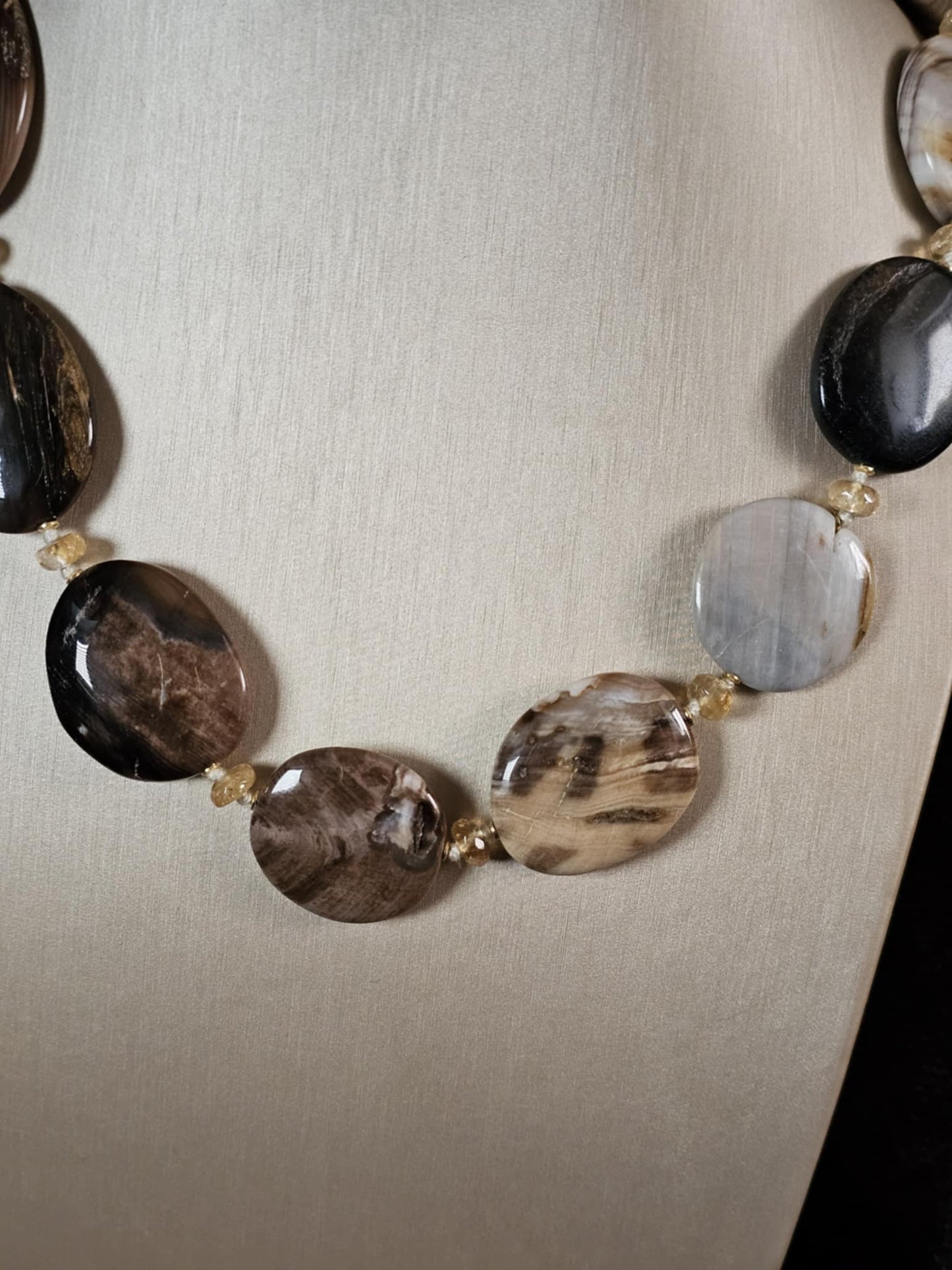 COD:TG0011 – Collana in legno fossile agatizzato, quarzo citrino e argento 925 dorato