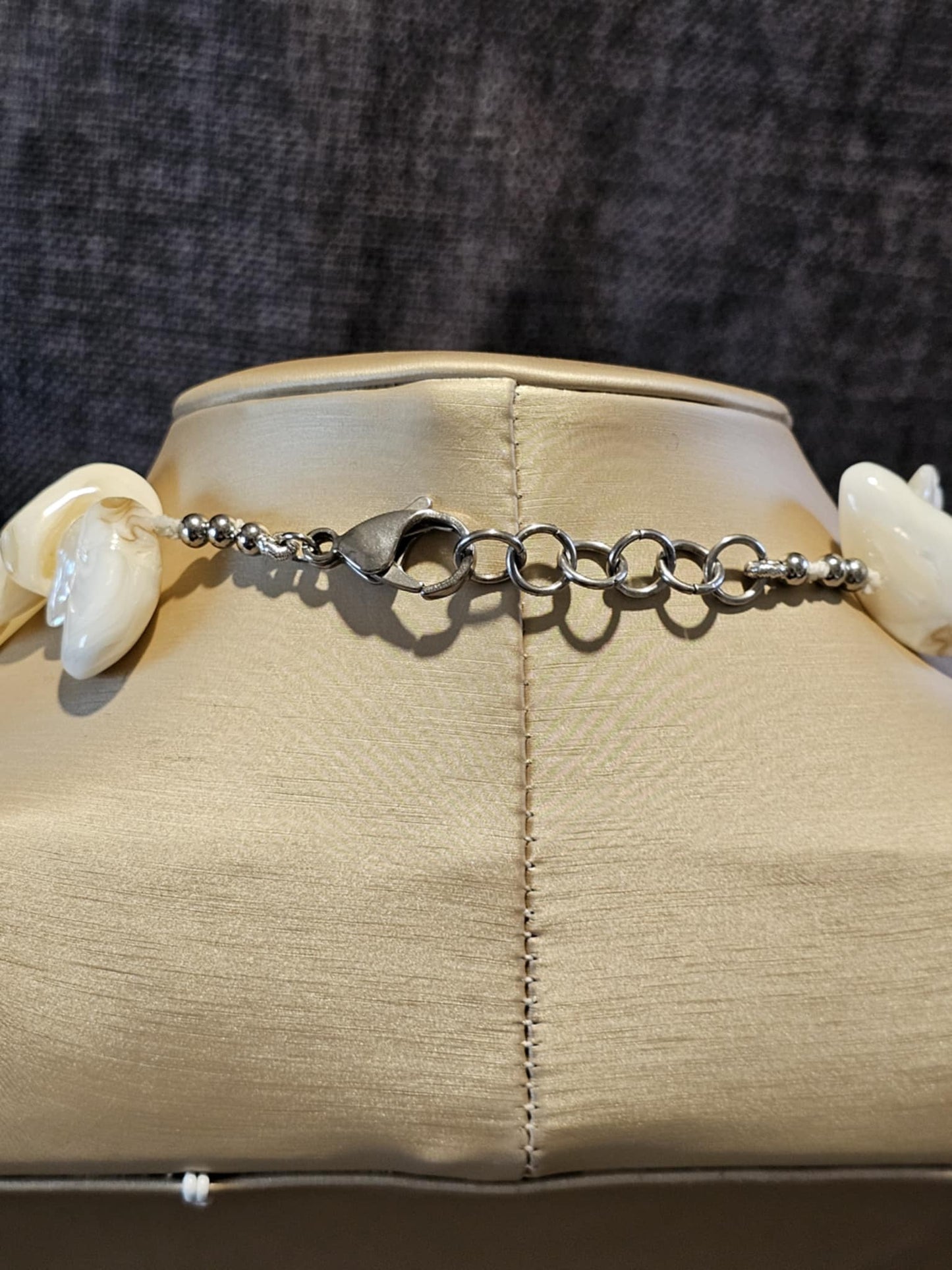 COD: TG0001- Collana – Conchiglia, Perle, Agata Grigia e Acciaio