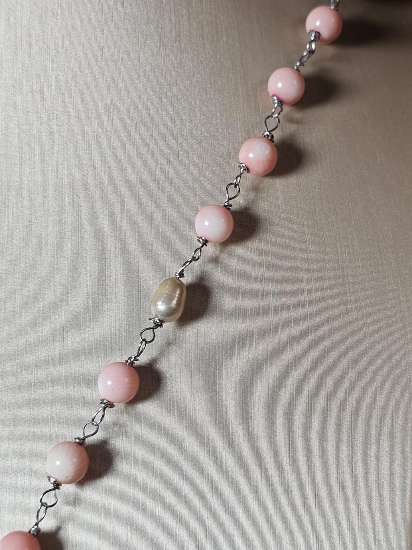 COD:TGP0006 – Collana lunga porta-essenze in legno di ulivo, corallo rosa, perle e argento 925/acciaio