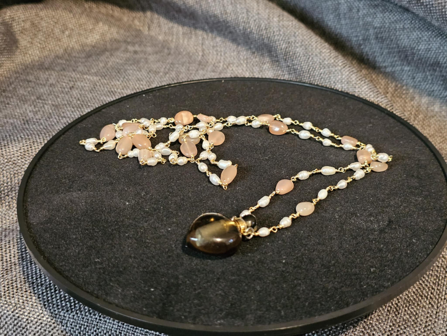 COD:TGP0003 – Collana lunga porta-essenze in quarzo fumé, pietra del sole, perle e ottone