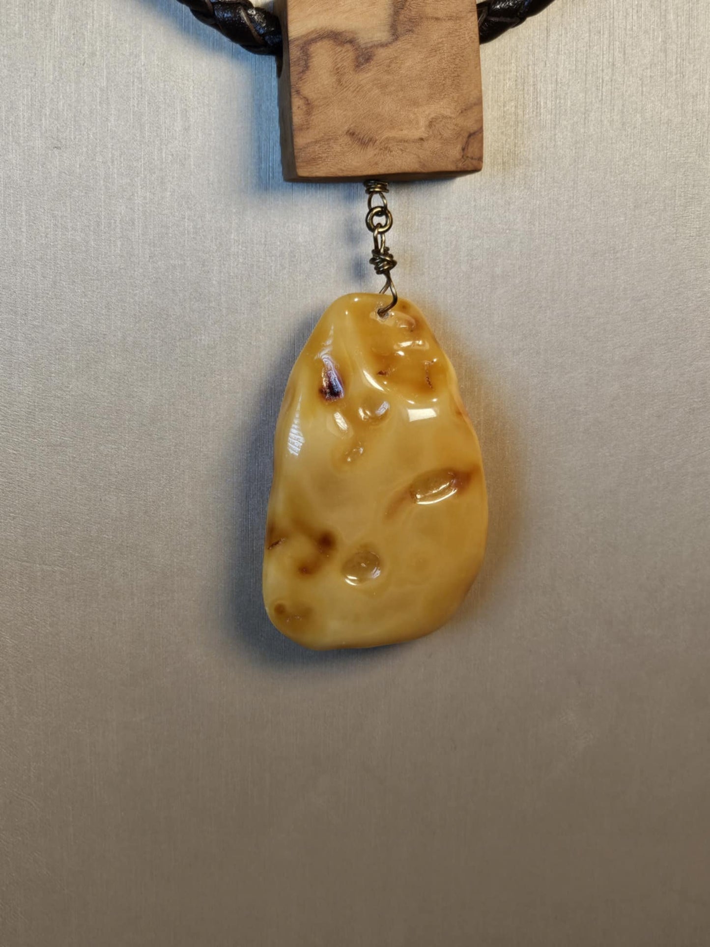 COD: TGU0002- Collana – Legno di Ulivo, Ambra, Cuoio e Argento 925