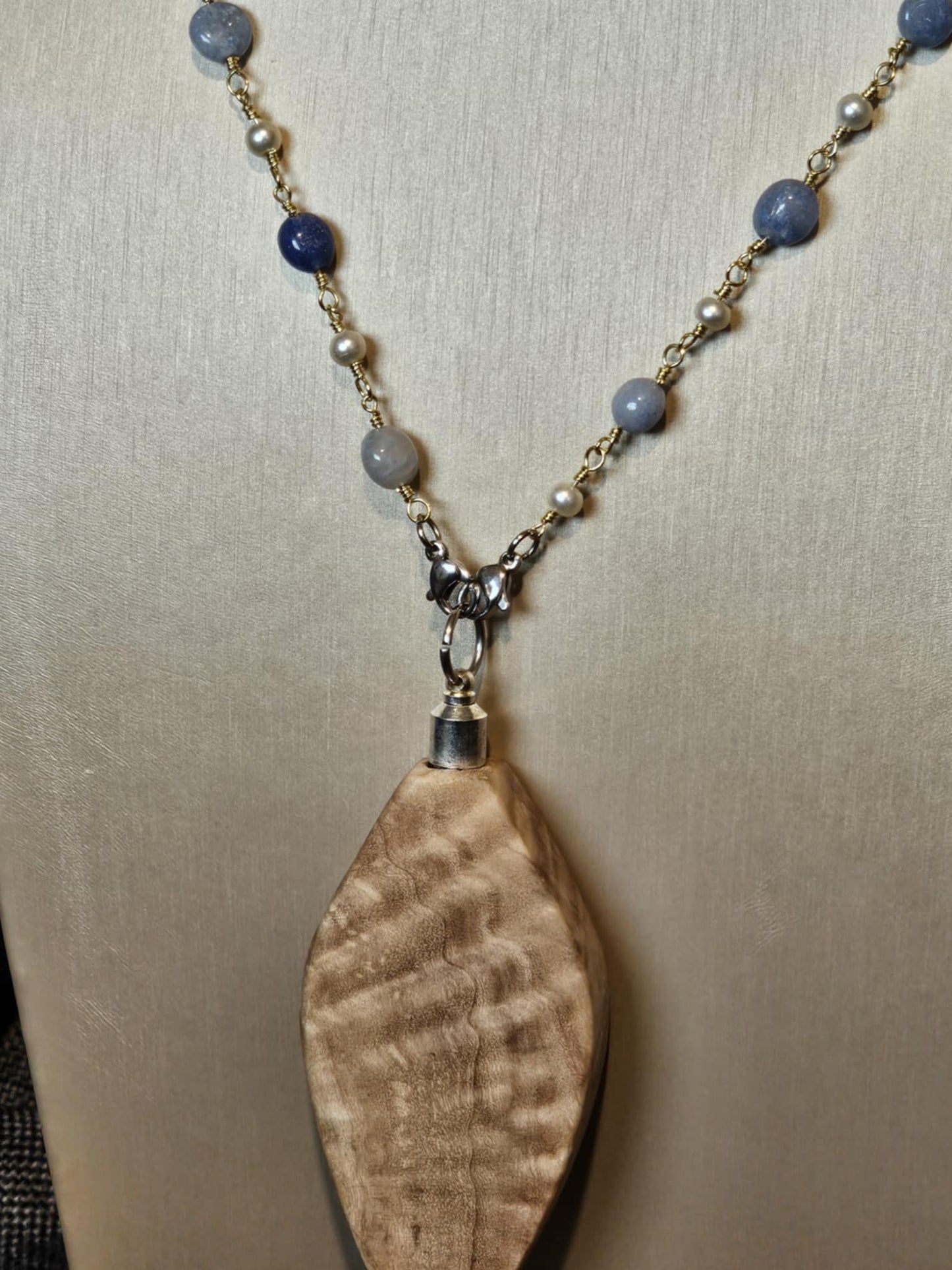 COD:TGP0002 – Collana lunga porta-essenze in legno di ulivo, agate e acciaio/ottone