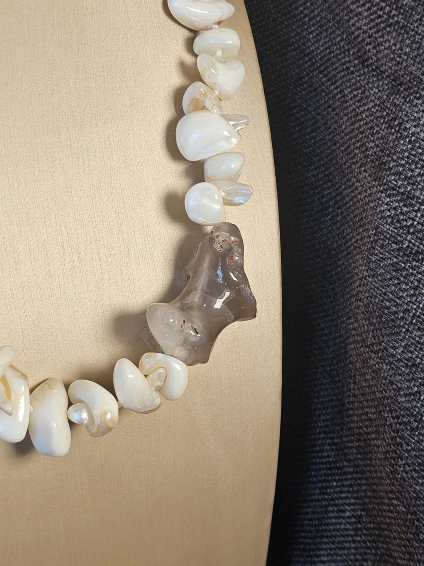 COD: TG0001- Collana – Conchiglia, Perle, Agata Grigia e Acciaio