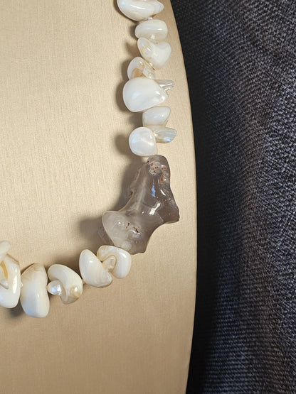 COD: TG0001- Collana – Conchiglia, Perle, Agata Grigia e Acciaio