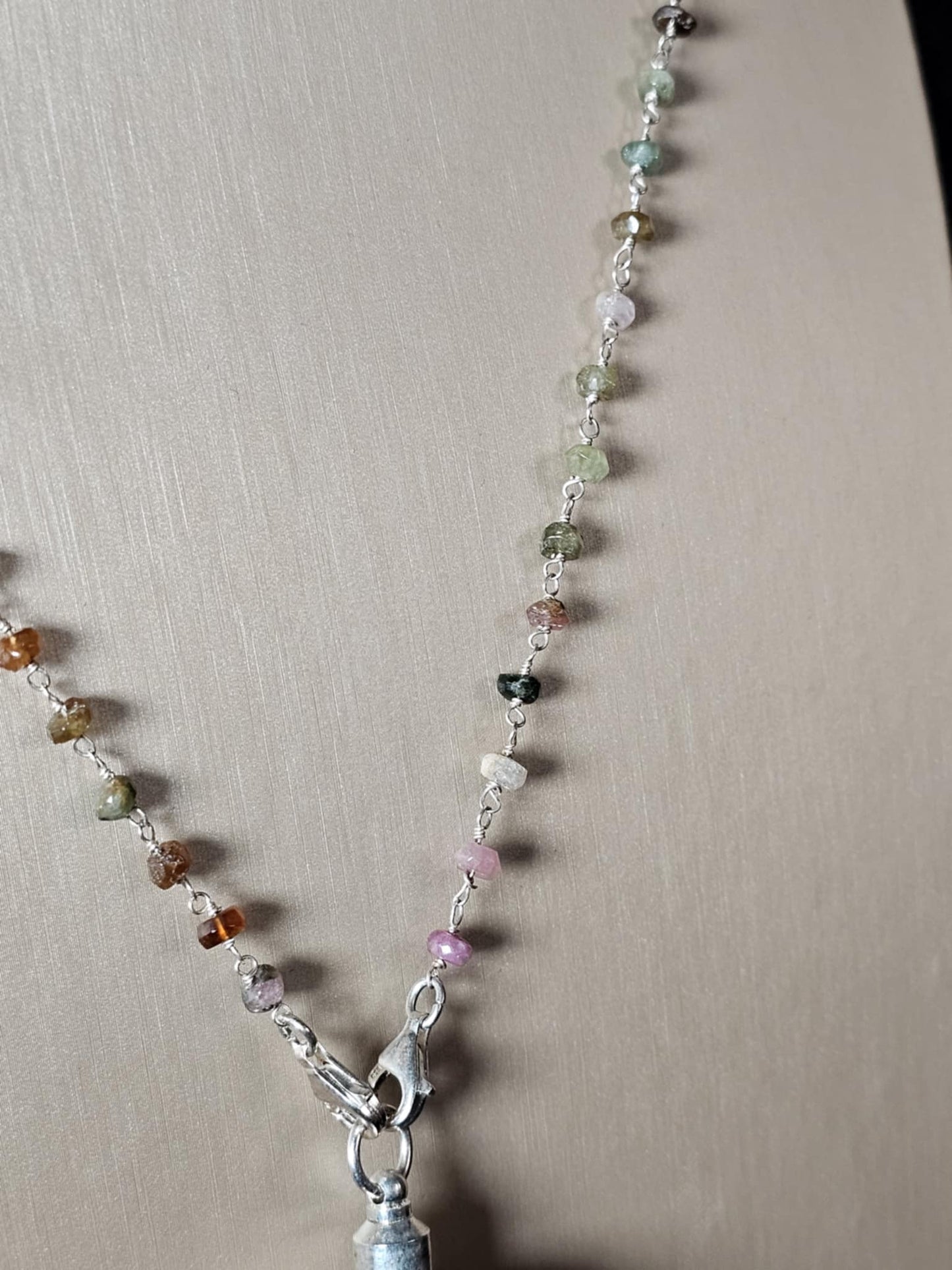 COD:TGP0005 – Collana lunga porta-essenze in legno di ulivo, tormaline e argento 925/ottone