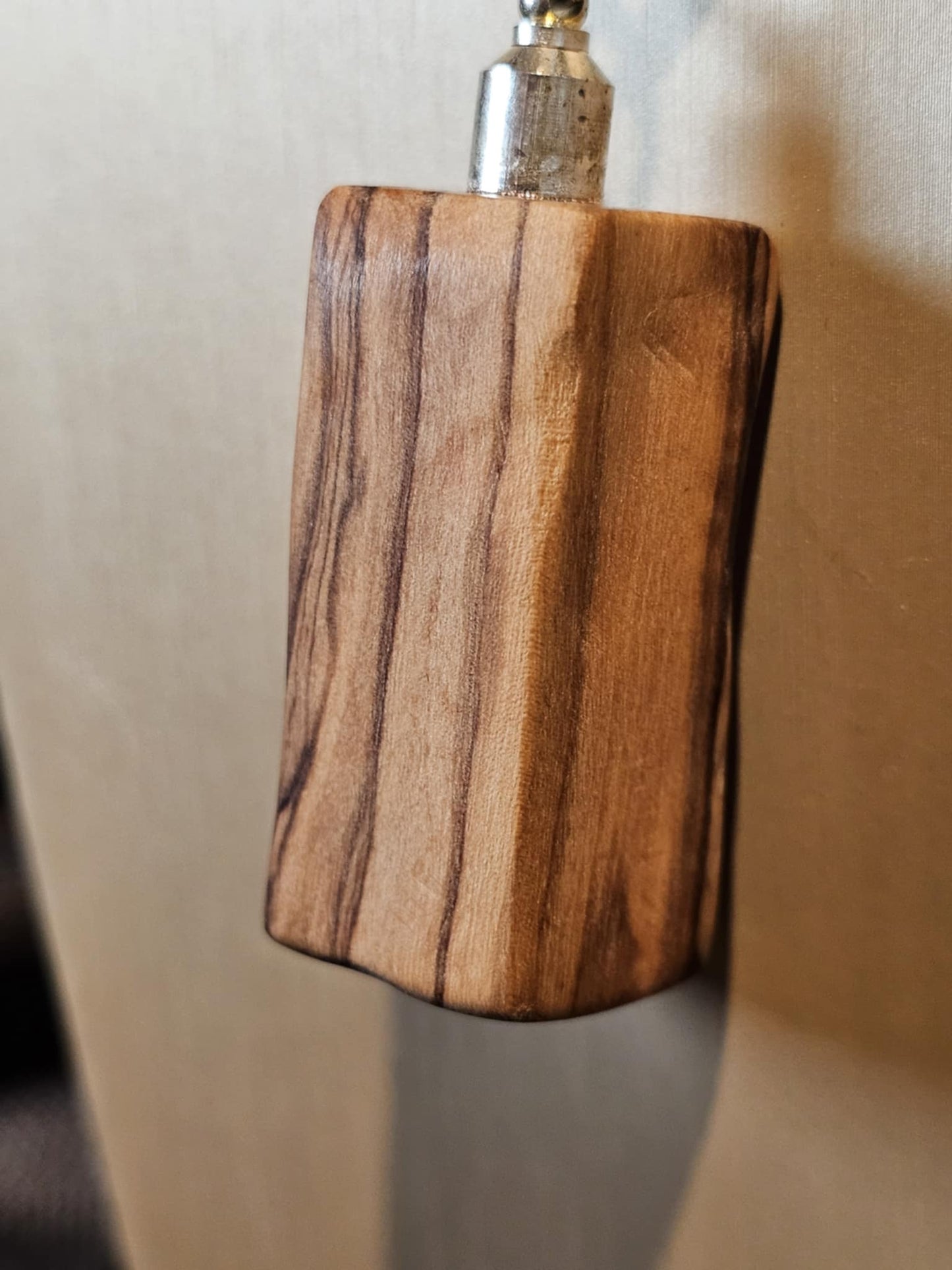 COD:TGP0004 – Collana lunga porta-essenze in legno di ulivo, agata e acciaio/ottone