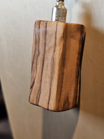 COD:TGP0004 – Collana lunga porta-essenze in legno di ulivo, agata e acciaio/ottone