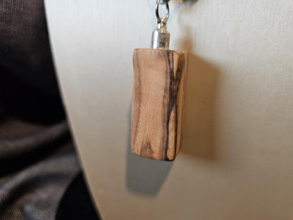 COD:TGP0004 – Collana lunga porta-essenze in legno di ulivo, agata e acciaio/ottone