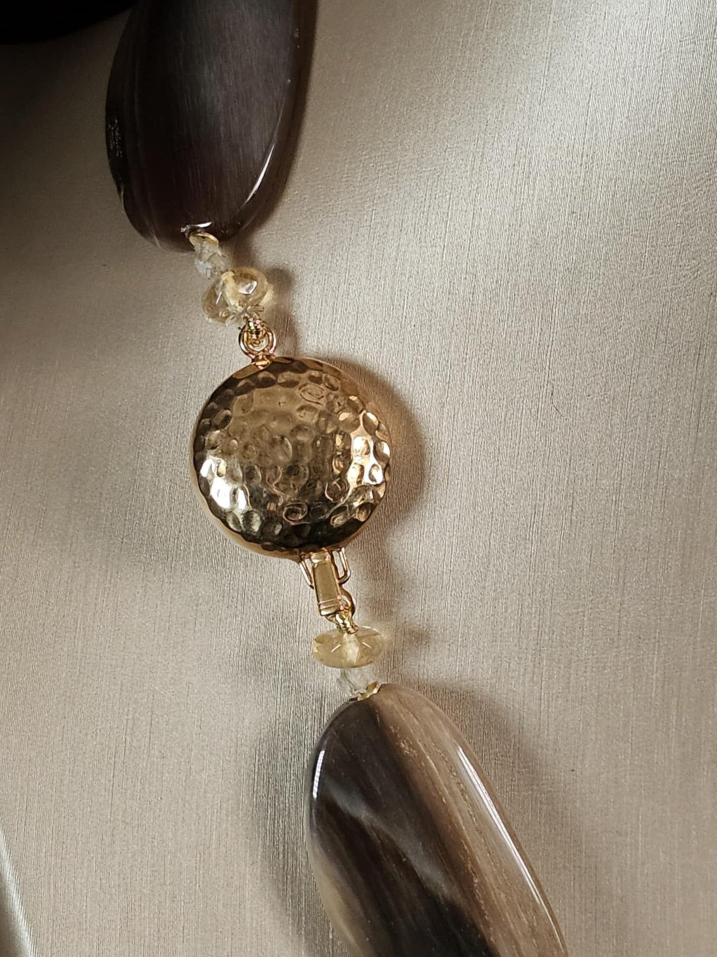 COD:TG0011 – Collana in legno fossile agatizzato, quarzo citrino e argento 925 dorato