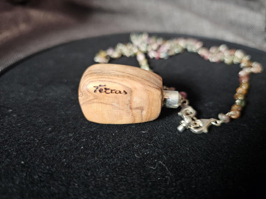 COD:TGP0005 – Collana lunga porta-essenze in legno di ulivo, tormaline e argento 925/ottone