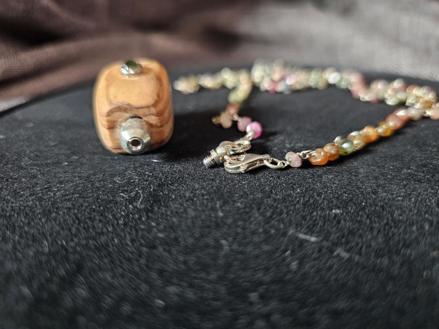 COD:TGP0005 – Collana lunga porta-essenze in legno di ulivo, tormaline e argento 925/ottone