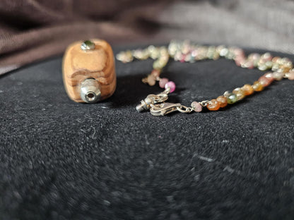 COD:TGP0005 – Collana lunga porta-essenze in legno di ulivo, tormaline e argento 925/ottone