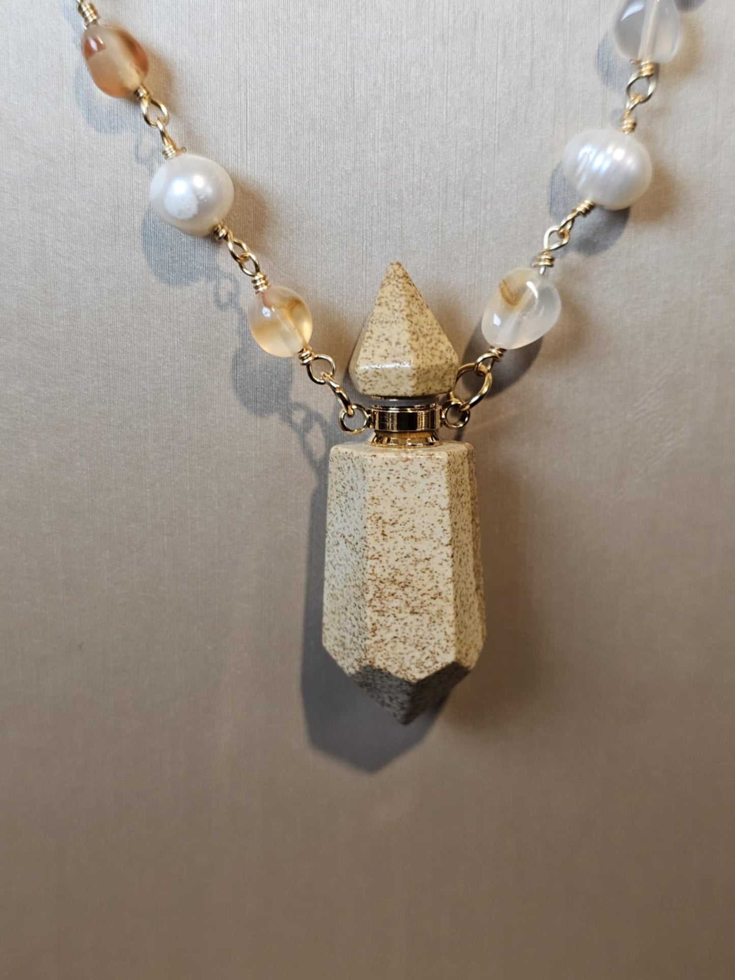 COD:TGP0001 – Collana lunga porta-essenze in agata, perle, pietra paesina e acciaio/ottone