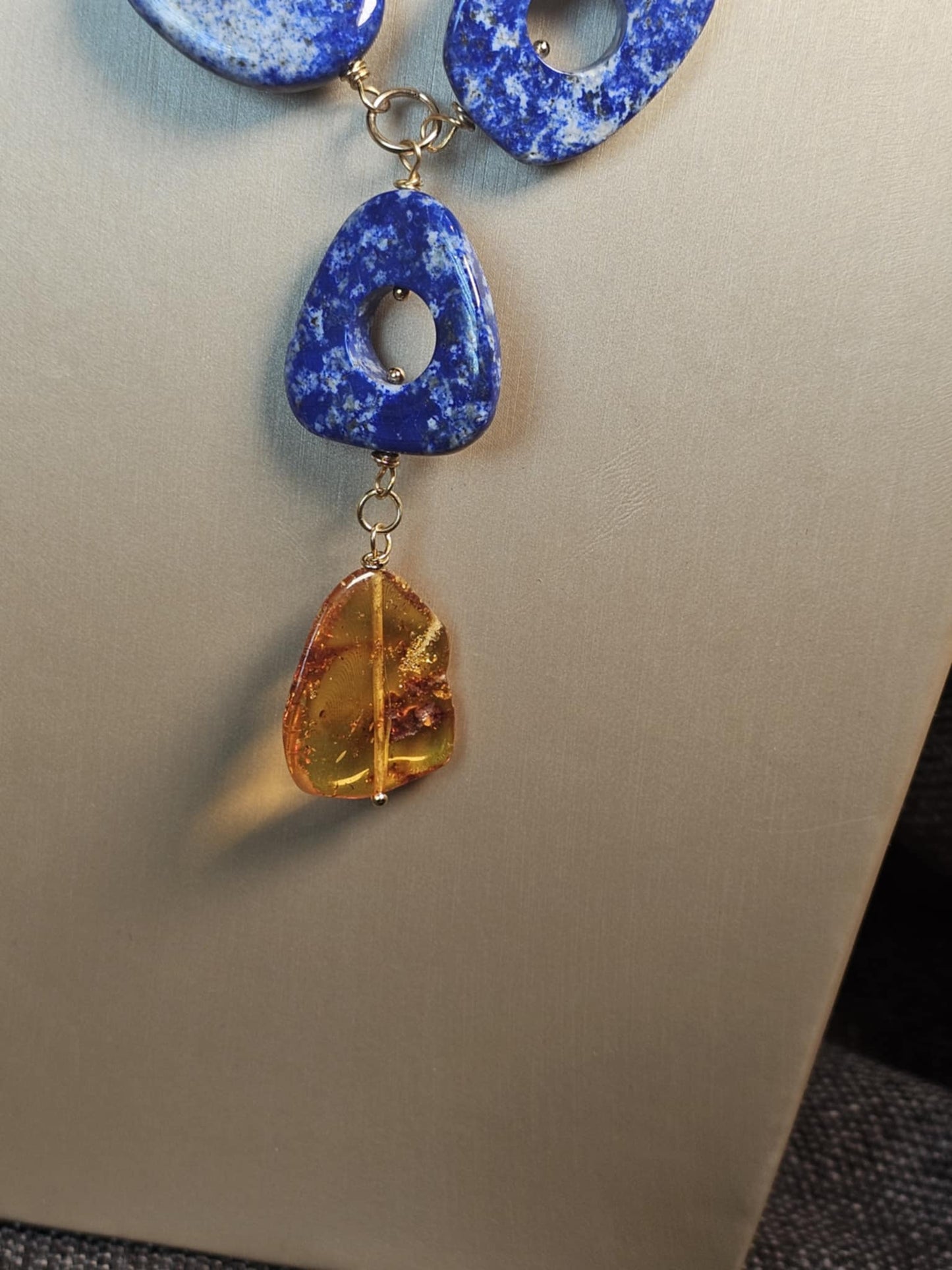 COD: TG0003- Collana – Lapislazzuli, Ambra e Acciaio Dorato