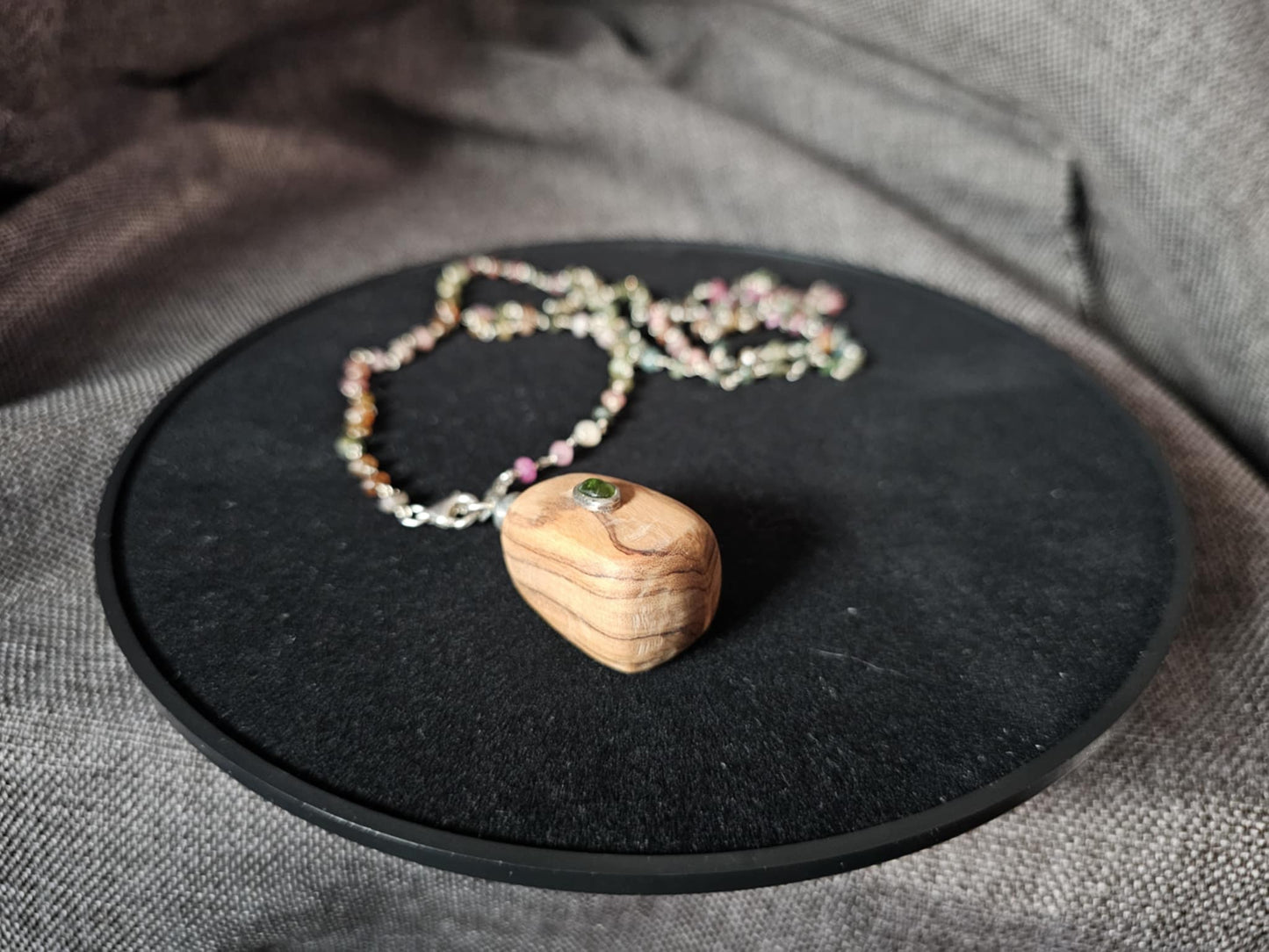 COD:TGP0005 – Collana lunga porta-essenze in legno di ulivo, tormaline e argento 925/ottone