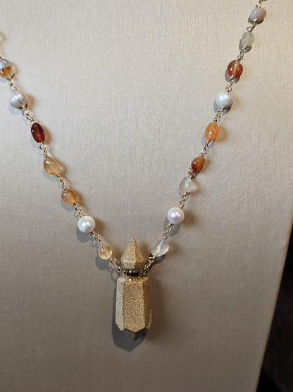 COD:TGP0001 – Collana lunga porta-essenze in agata, perle, pietra paesina e acciaio/ottone