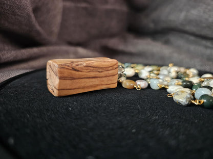 COD:TGP0004 – Collana lunga porta-essenze in legno di ulivo, agata e acciaio/ottone