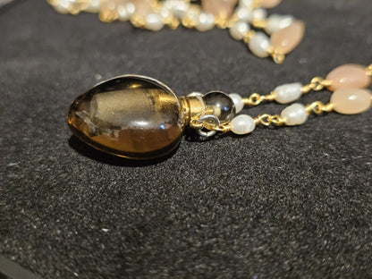 COD:TGP0003 – Collana lunga porta-essenze in quarzo fumé, pietra del sole, perle e ottone