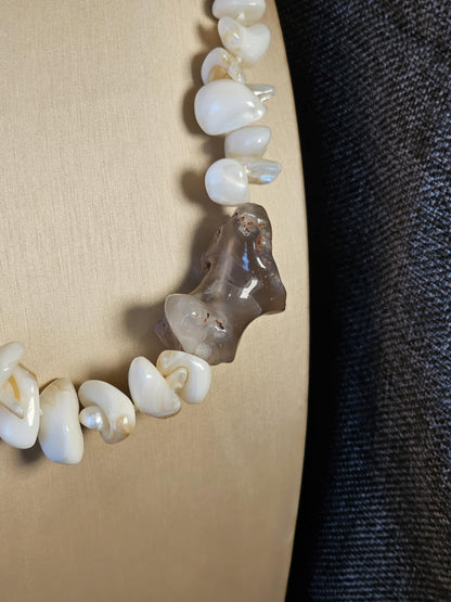 COD: TG0001- Collana – Conchiglia, Perle, Agata Grigia e Acciaio
