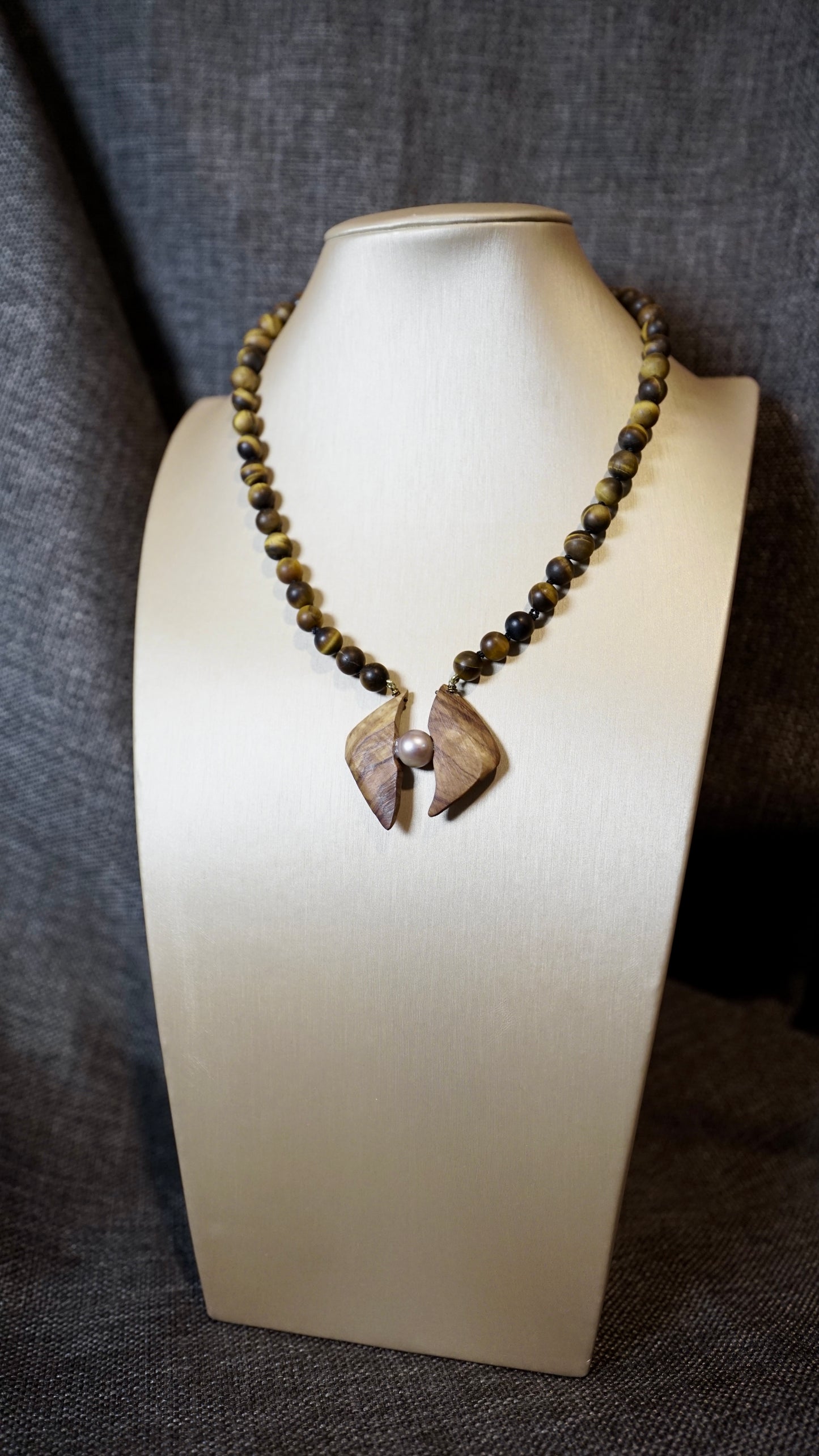 COD:TGU0003 – Collana Occhio di tigre opaco, legno d’ulivo pugliese, perla e argento 925