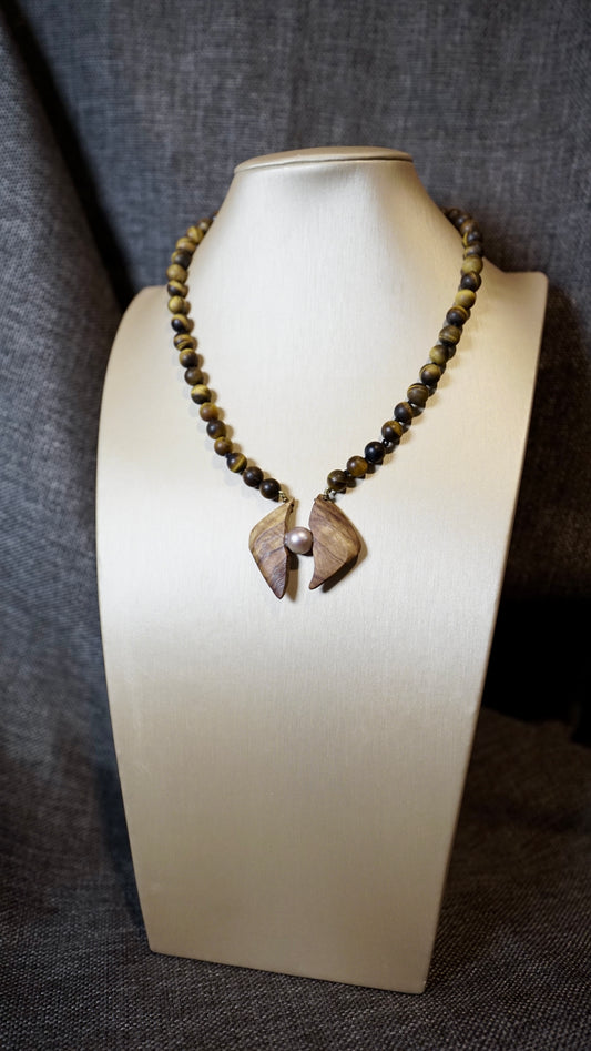 COD:TGU0003 – Collana Occhio di tigre opaco, legno d’ulivo pugliese, perla e argento 925