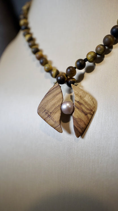 COD:TGU0003 – Collana Occhio di tigre opaco, legno d’ulivo pugliese, perla e argento 925