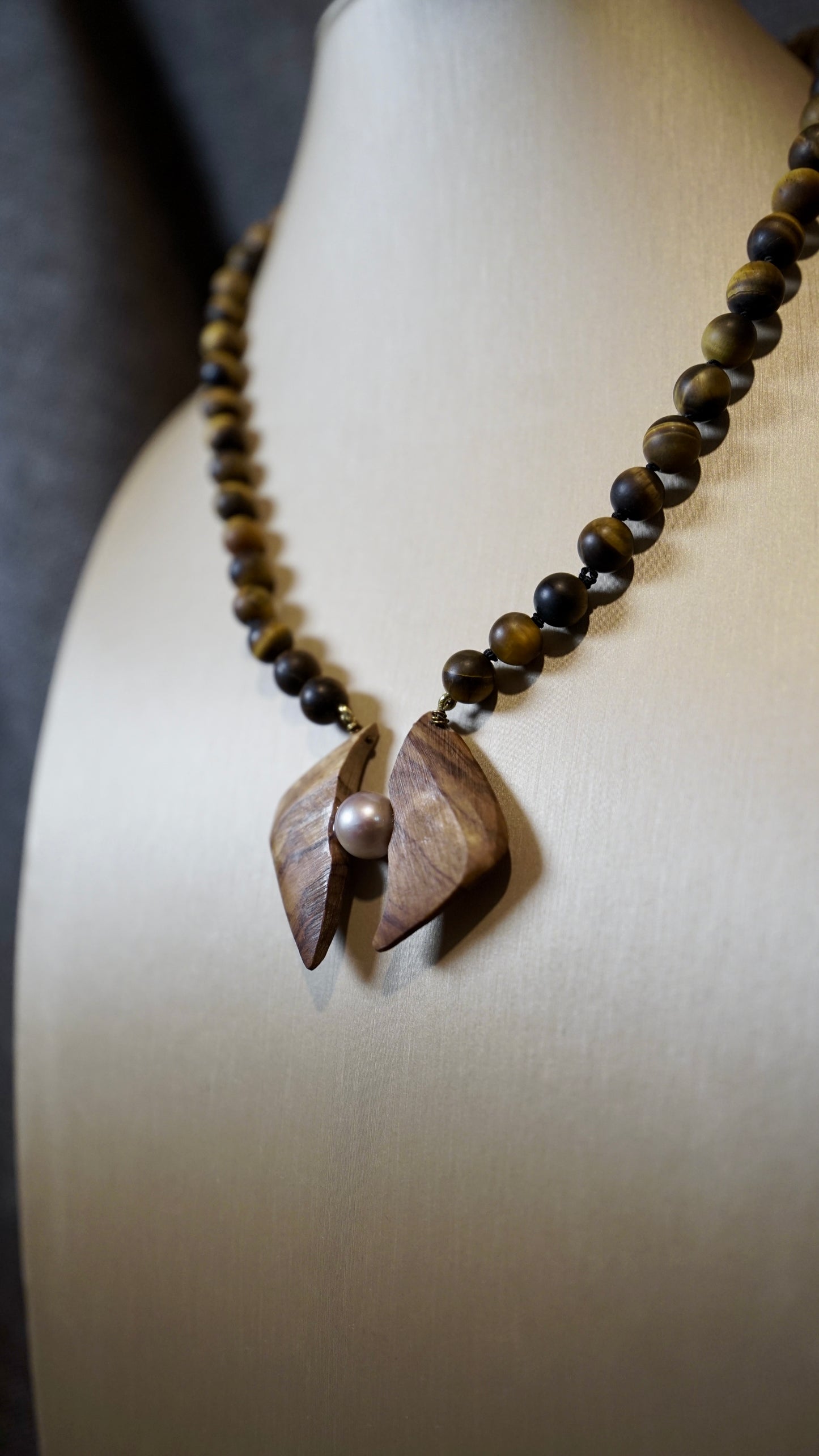 COD:TGU0003 – Collana Occhio di tigre opaco, legno d’ulivo pugliese, perla e argento 925