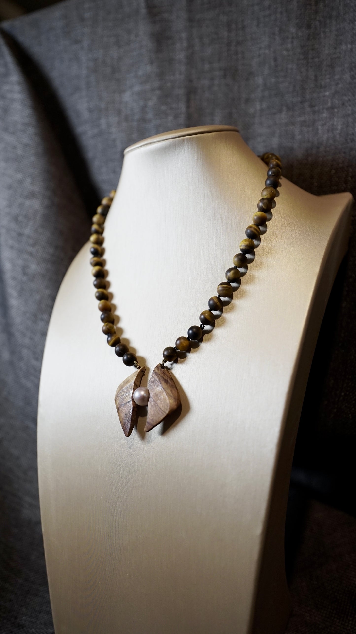 COD:TGU0003 – Collana Occhio di tigre opaco, legno d’ulivo pugliese, perla e argento 925