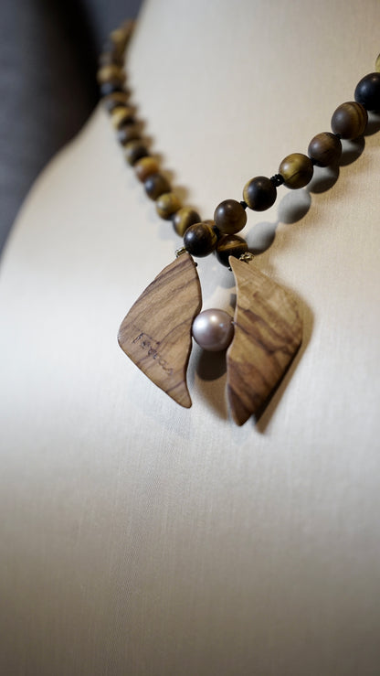 COD:TGU0003 – Collana Occhio di tigre opaco, legno d’ulivo pugliese, perla e argento 925