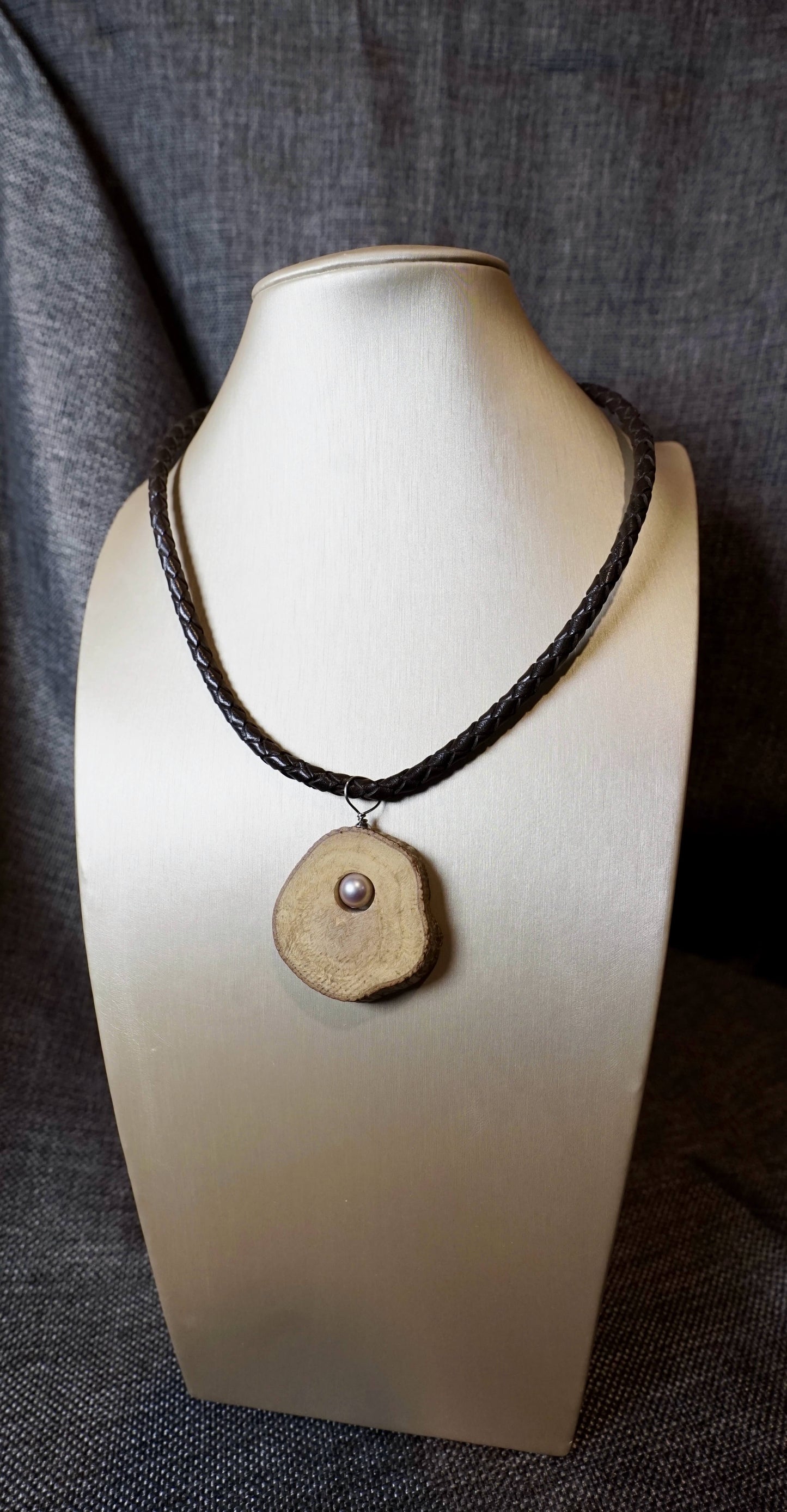 COD:TGU0004 – Collana- Cuoio, acciaio, legno d’ulivo, perla