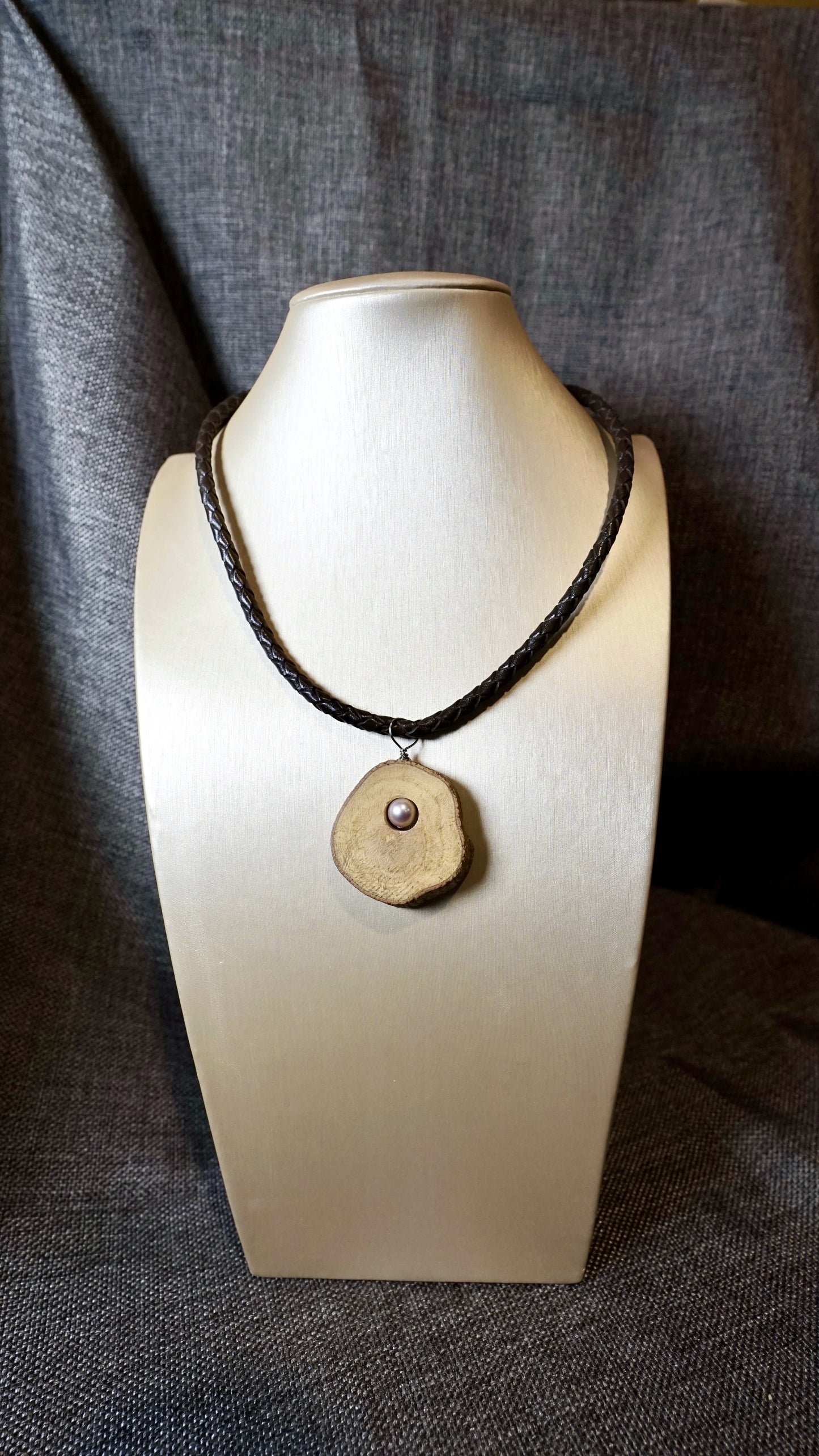 COD:TGU0004 – Collana- Cuoio, acciaio, legno d’ulivo, perla