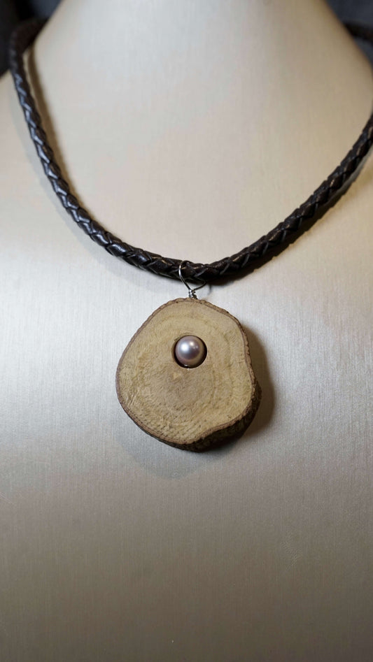COD:TGU0004 – Collana- Cuoio, acciaio, legno d’ulivo, perla