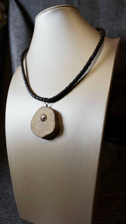COD:TGU0004 – Collana- Cuoio, acciaio, legno d’ulivo, perla