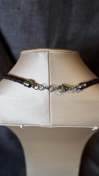 COD:TGU0004 – Collana- Cuoio, acciaio, legno d’ulivo, perla