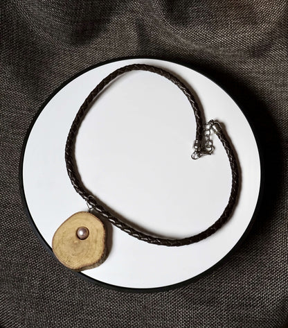 COD:TGU0004 – Collana- Cuoio, acciaio, legno d’ulivo, perla