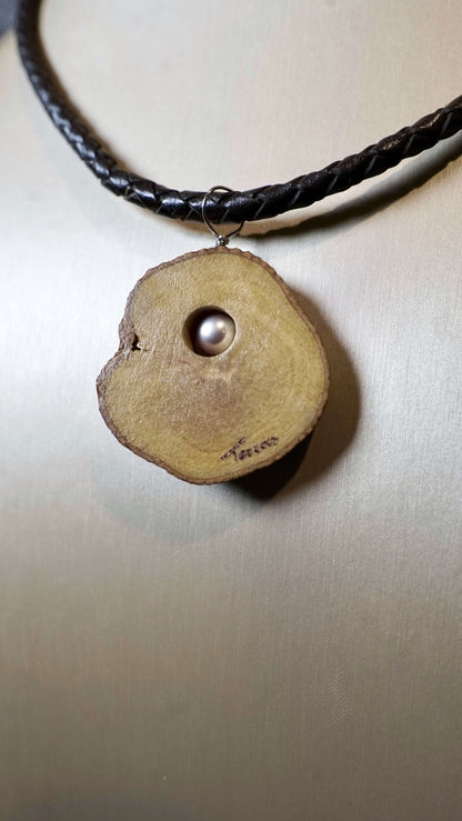COD:TGU0004 – Collana- Cuoio, acciaio, legno d’ulivo, perla