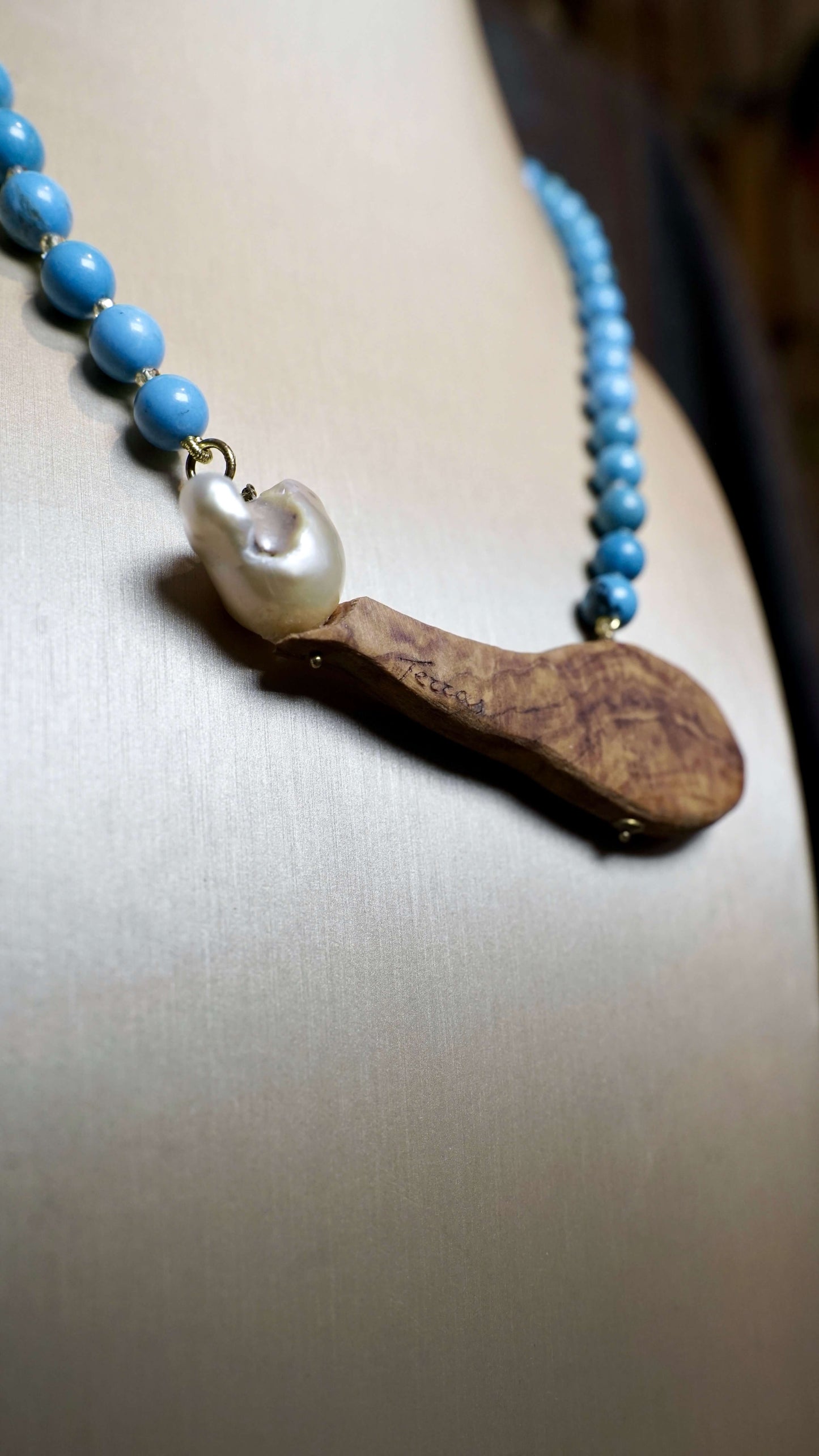 COD:TGU0005 – Collana- Turchese, perla, legno d’ulivo, argento 925