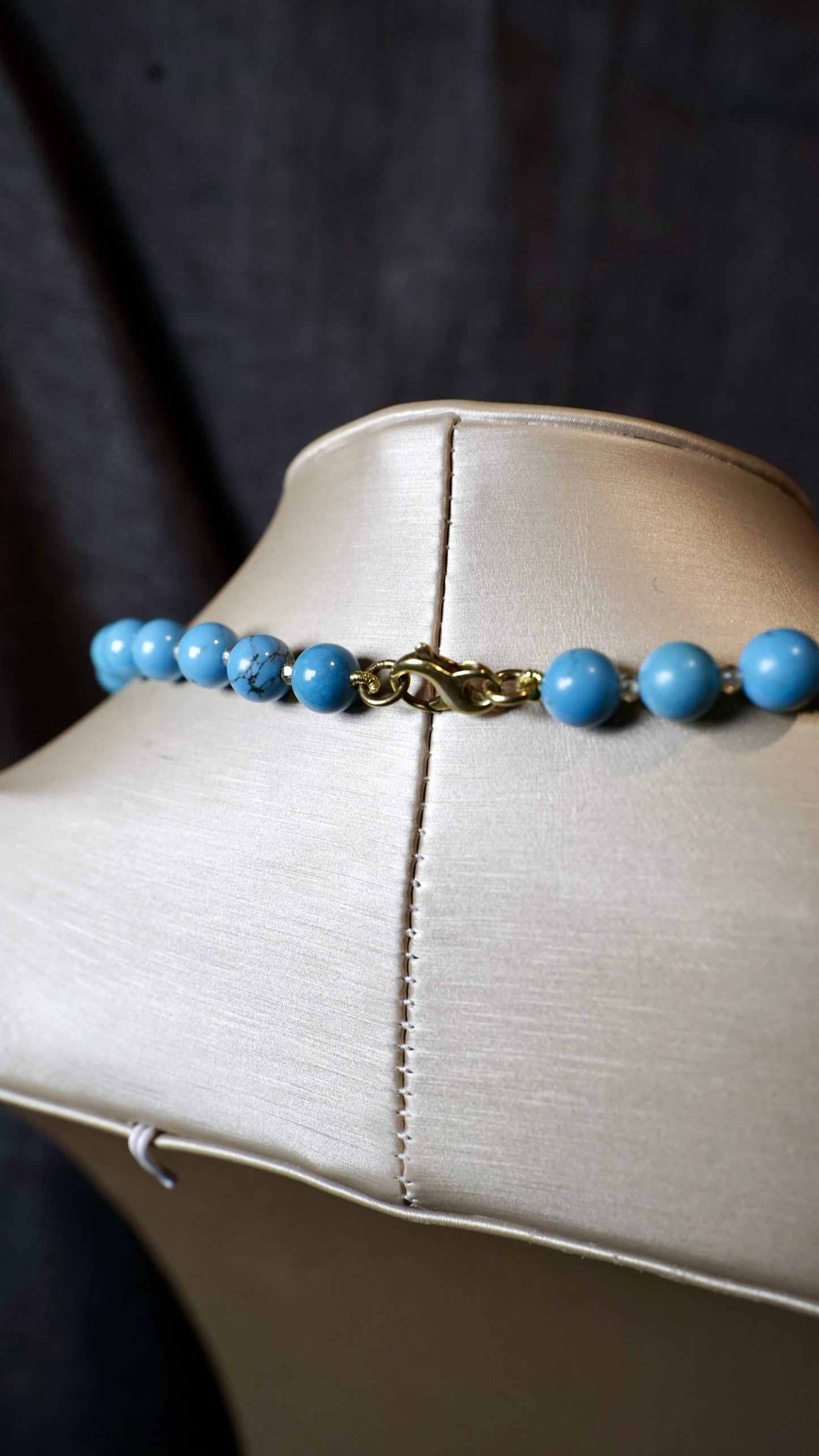 COD:TGU0005 – Collana- Turchese, perla, legno d’ulivo, argento 925